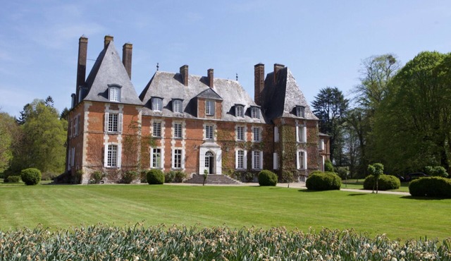Rent a beautiful chateau with 28 beds, swimming pool and tennis