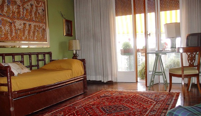 Rent studio room with independent entrance and balcony in my apartment