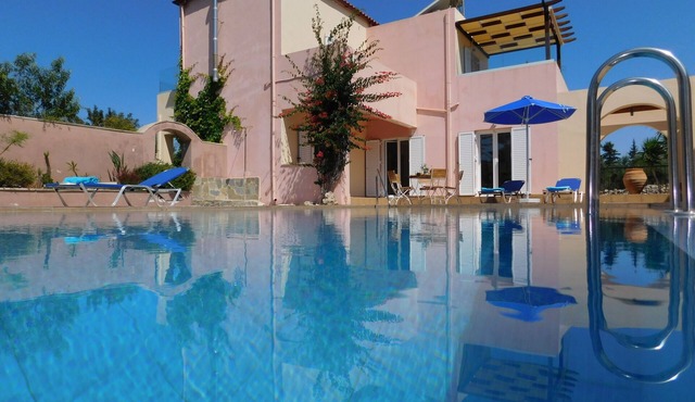 Rent with either 2 or 4 bedrooms, Large Pool, Total Privacy, Lovely Garden.