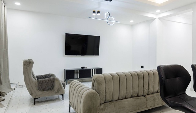 Reo's Smart Haven: Chic & Comfy
