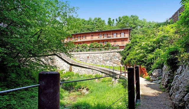 'Residence Appartamento Parigi' with Mountain View, Garden & Wi-Fi