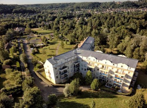 Residence Hotel Les Ducs De Chevreuse avec Hébergement, Repas & PDJ, Séminaire, Bureau & Parking