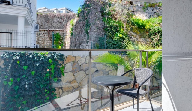 Residence with Balcony Shared Pool 5 min to Beach