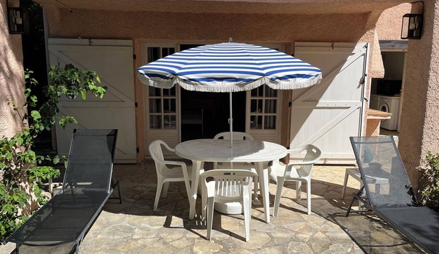 Residential area Garden level of villa, beach on foot!
