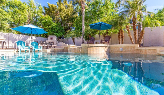 Resort Backyard Heated Pool & Jacuzzi with downstair suite