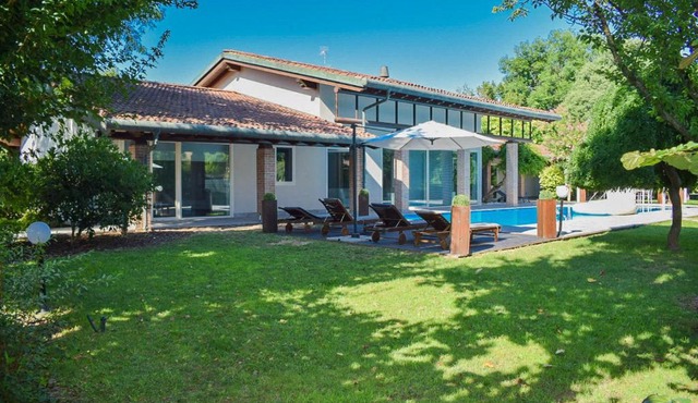 RESORT con PISCINA, BARBECUE, PALESTRA, SAUNE e KARAOKE