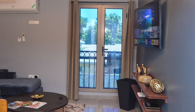 Resort like accommodations in Kingston with WiFi, AC, Pool and Rooftop. King bed