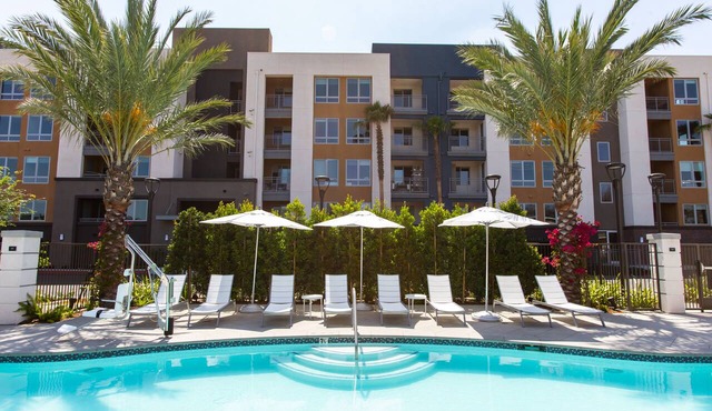 Resort-Style 2bed Condo 3 Miles to Disney