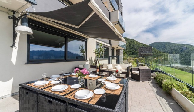 Resort Style Apartment with Mountain Views, Pool and Wi-Fi