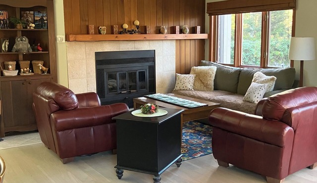 Restful King Beds, Walk to Town, Mountain View Patio