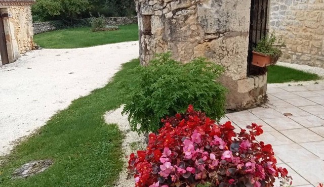 Restored cottage with fireplace, private garden, pets allowed
