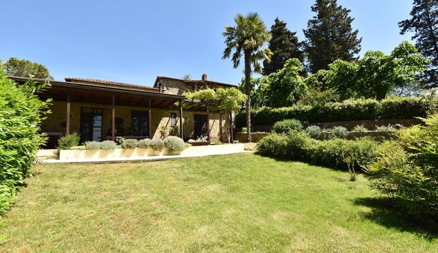 Restored barn in beautiful house with swimming pool, 10 minutes from Siena