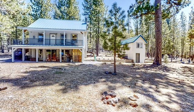 Retreat w/firepit, enclosed yard, kitchen, & W/D