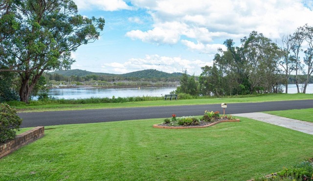 Retro 1BR riverfront apartment with backyard, BBQ, and easy access to water activities