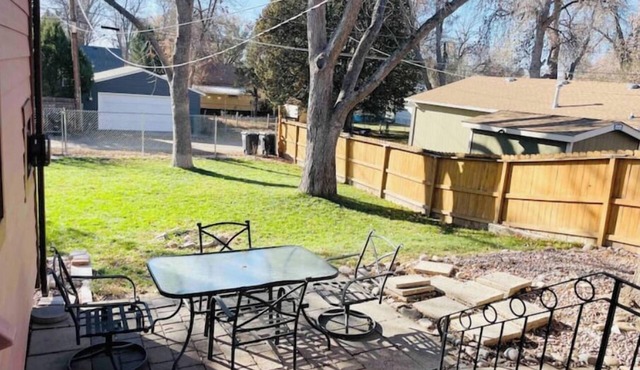 Retro Abode, 3Bed 1Bath w/Garagenn