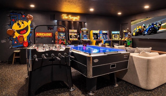 Retro Arcade & Entertainment Garage/Private Hot Tub/Comfy Beds/Pet-Friendly!