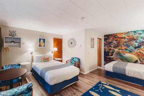 Retro beach experience with fast WiFI - walk to downtown shops & eateries