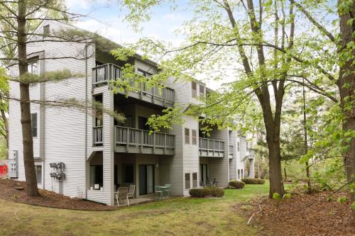 Retro Condo Beach & Pool Access Near Downtown