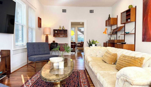 retro elegance: pool,hot tub,Easy World Cup Access