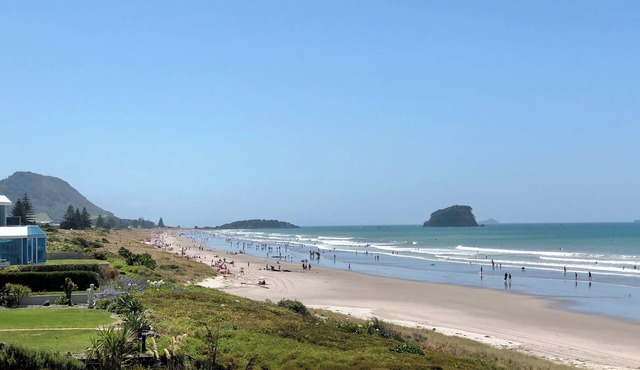 Retro Mount Beach Bach - classic 70's kiwi bach, 1 min walk from Mount beach!