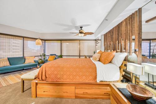Retro Studio! Pool, Hot Tub, Free Parking & WiFi