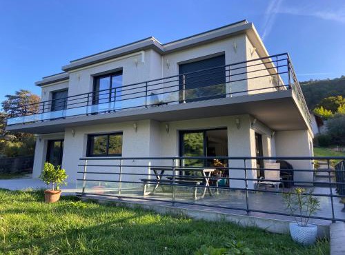 Rez-de-chaussée de notre villa vue sur lac