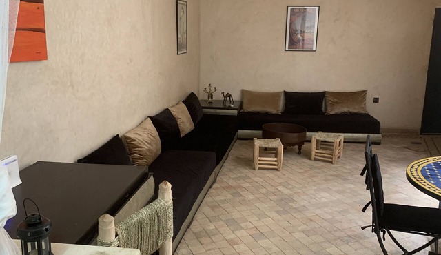 Riad Dunia central, next to many places of interest!