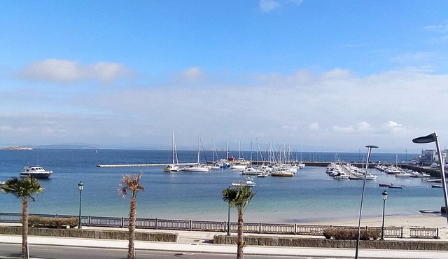 Ribeira: 1 st beachfront with magnificent views of the ria de Arosa