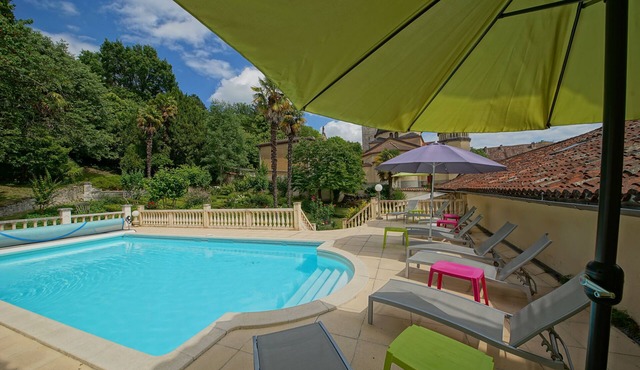 Riberac: Heated Pool, Games Hall, 5 Bed (3 en-suite), Town Centre, Private