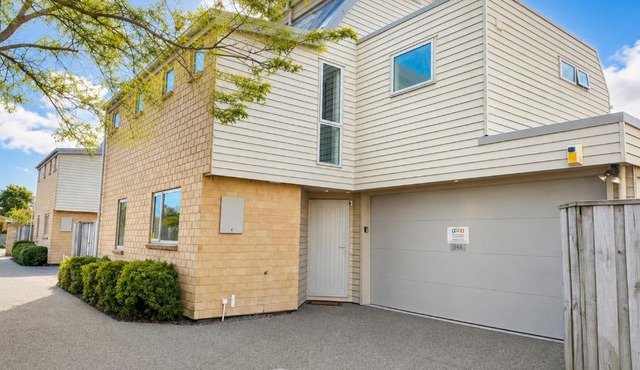 Riccarton 5BR, 400m to Westfield Mall - Regents 94A