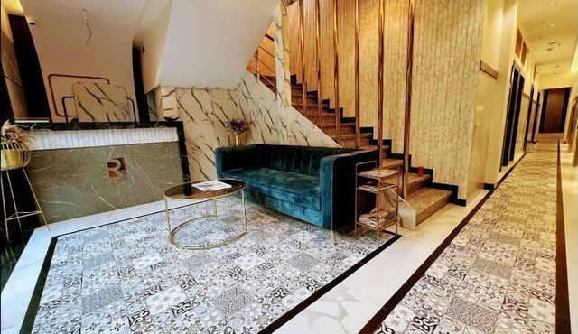 Rich Hotel