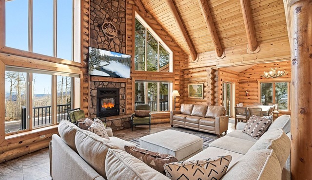 Ridgeview Retreat, 5-bedroom cabin in Brian Head with jacuzzi, views and stocked
