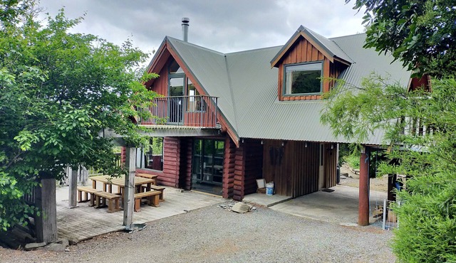 Ridgeway log cabin, quiet and secluded getaway ideal for a family.