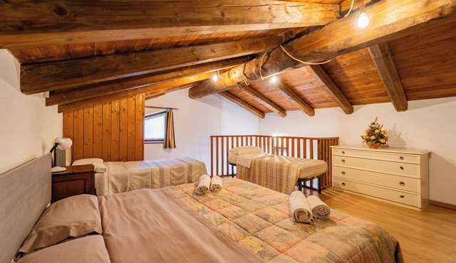 Rifugio la Rocca - Two Bedroom House, Sleeps 8