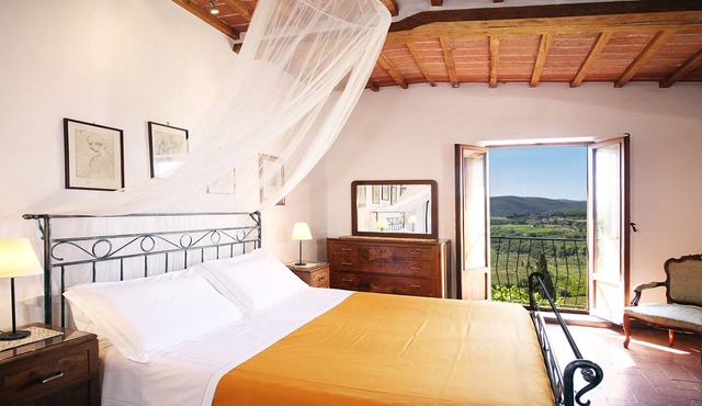 Right in central Montepulciano. Apartment with view and garden