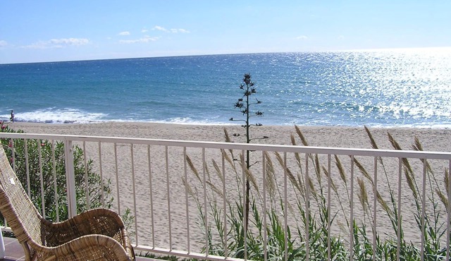 Right on the Beach - Masia del Mar - with your feed in the sand