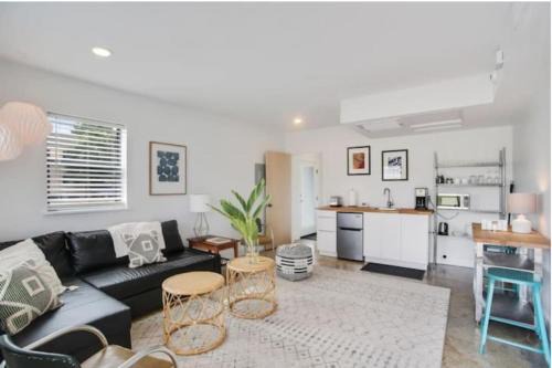 River Breeze Quiet & Modern Black Pearl Apartment