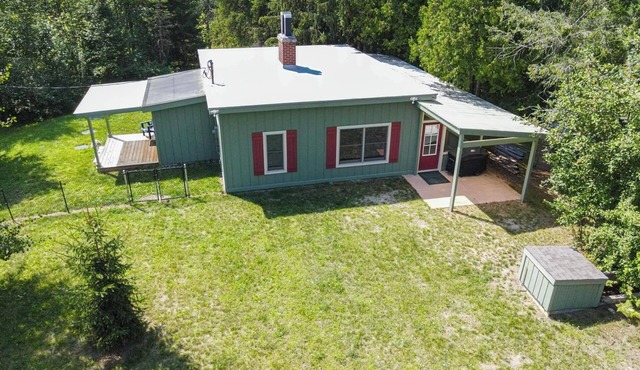 River Camp Retreat, Sublime 3-bedroom River Front Cottage in Traverse City