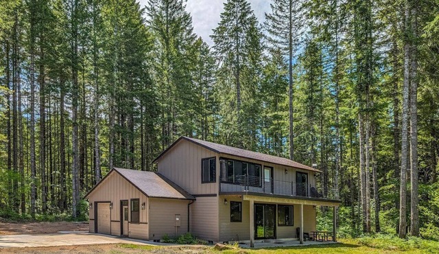 River Dance Cabin | Hot tub, Mt Rainier