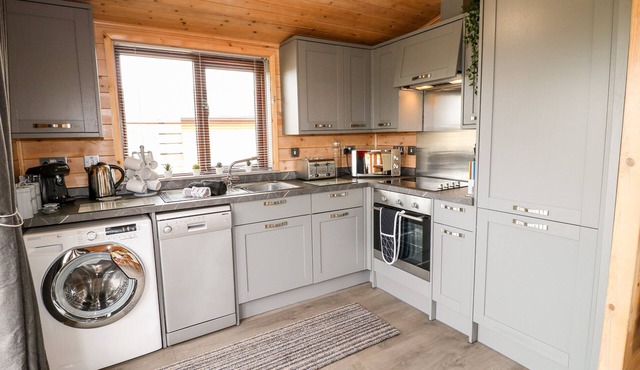 RIVER DOVE LODGE, pet friendly, with hot tub in Hatton, Derbyshire