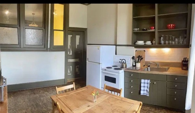 River Facing Condo - 2 bedroom w/kitchen 3rd floor