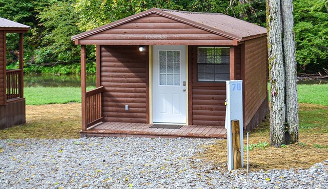 River Forge Cabin 52 - Cozy and Rustic 1 Bedroom Cabin - Creek Front