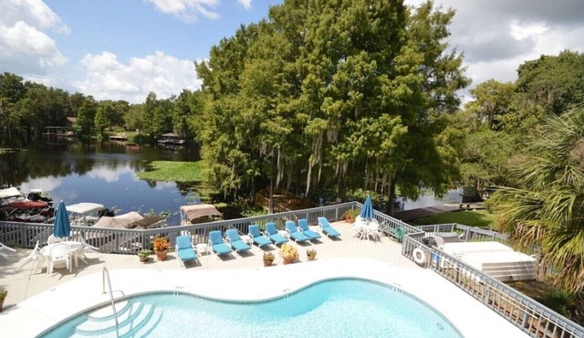 RIVER FRONT OASIS-1ST FLOOR-Screen Porch-Minutes to RAINBOW RIVER! Free Kayak!
