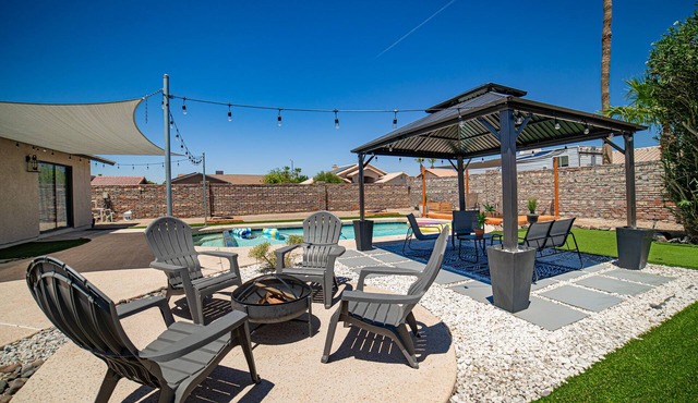 River Fun Awaits! Pool, Putting Green, Game room & More – Sleeps 8!