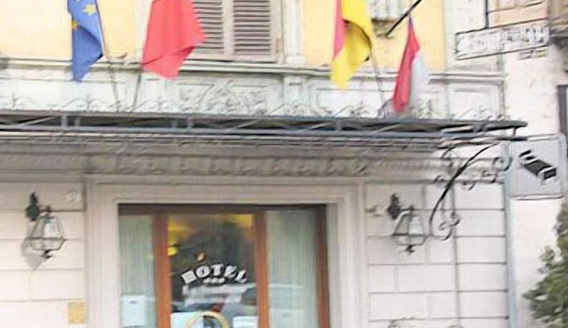 River Hotel