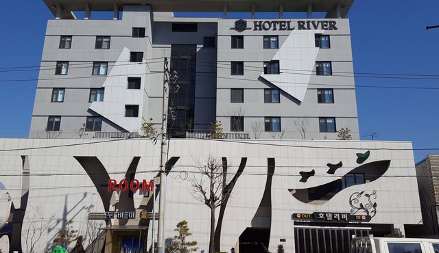River Hotel