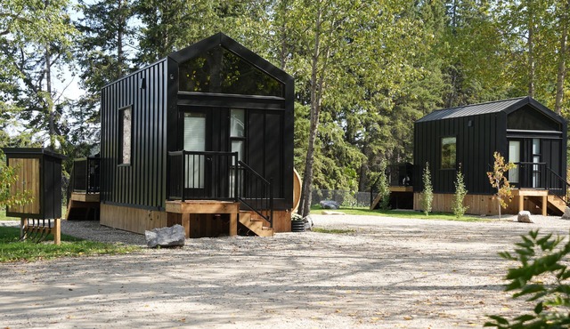 River South HardTop: modern decked-out cabin with a river view
