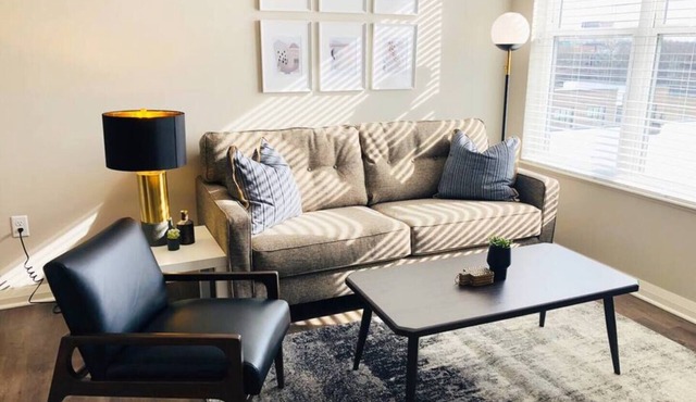 River View Flat | Free Parking | Walk-In Shower!