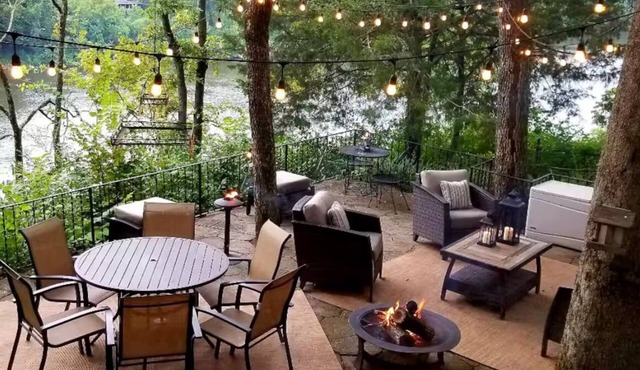 RIVER VIEW, HOT TUB, FIRE PIT, 10 min to Nashville! Pet friendly.