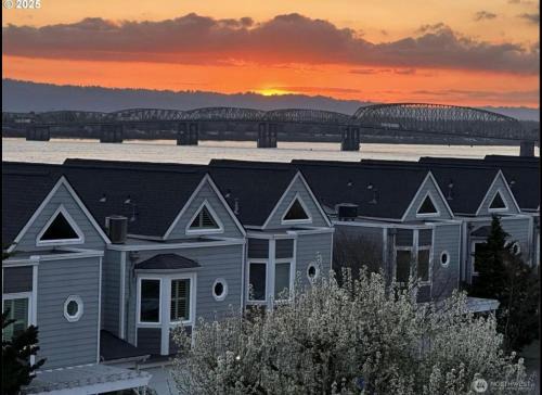 River Views 3bd 2ba Luxury Condo along Columbia Waterfront Renaissance Trail